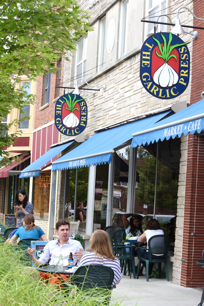 outdoor dining on sidewalk cafe