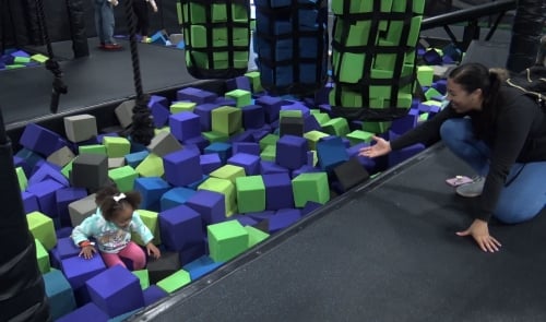 mom daughtet trampoline